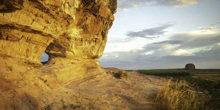 Entenda fenômeno que 'furou' pedra e criou ponto turístico famoso no Jalapão